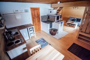 A kitchen or kitchenette at chalupa matko a kubko