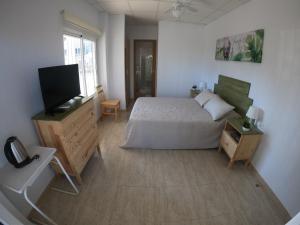 Tempat tidur dalam kamar di Hostal El Paraiso Playa Alicante