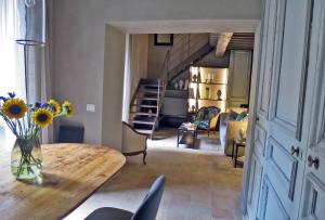 een woonkamer met een tafel met een vaas met bloemen bij Stylish apartment in the historic center of Cortona in Cortona