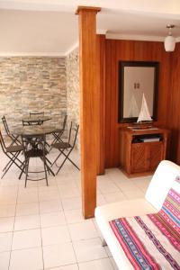 een woonkamer met een tafel en een stoel bij Hotel Velero Sur in Iquique