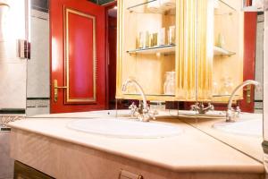 a bathroom with a sink and a mirror at Villa Opera Drouot in Paris