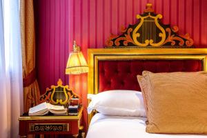 a bedroom with a bed and a lamp at Villa Opera Drouot in Paris
