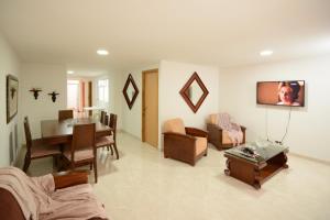 a living room with a table and a dining room at Acogedor Apartamento 2 Habitaciones S31 in Envigado