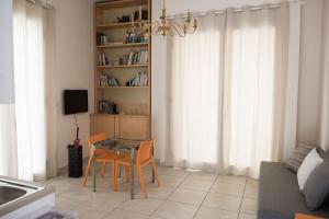 un soggiorno con tavolo, sedie e divano di Central Apartment - Residenza Battistessa a Caserta