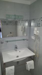 Kylpyhuone majoituspaikassa Hotel Macchia e Mare