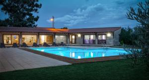 a swimming pool in front of a house at Quinta do Olival in Vilas Boas