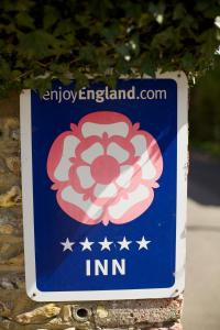 una señal de un imn en una pared en The Royal Oak Inn, en Chichester