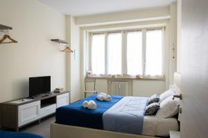 Dormitorio pequeño con cama y TV en Melibi - Re Lear Apartments, en Verona