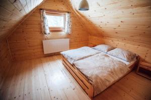 מיטה או מיטות בחדר ב-chalupa matko a kubko