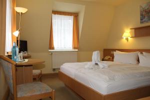 Postel nebo postele na pokoji v ubytování Hotel am Berg Oybin garni
