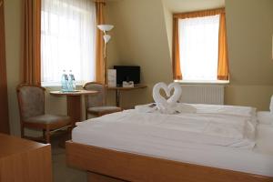 Postel nebo postele na pokoji v ubytování Hotel am Berg Oybin garni + 8 fotografií