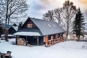 una piccola cabina con neve per terra di chalupa matko a kubko a Bravačov