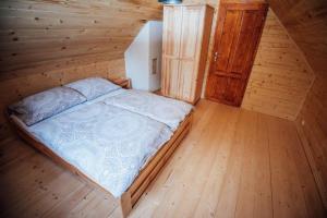 A bed or beds in a room at chalupa matko a kubko