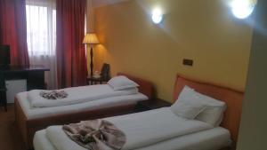 Postel nebo postele na pokoji v ubytování Hotel Helin Aeroport - Craiova