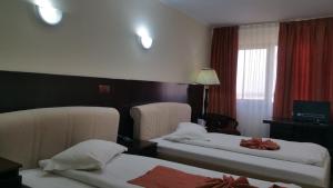 Postel nebo postele na pokoji v ubytování Hotel Helin Aeroport - Craiova