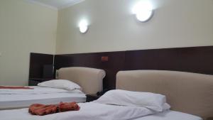 Postel nebo postele na pokoji v ubytování Hotel Helin Aeroport - Craiova