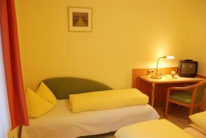Postel nebo postele na pokoji v ubytování Hotel-Restaurant Gasthof Adler