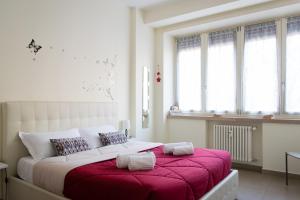 1 dormitorio con 1 cama grande con manta roja en Melibi - Re Lear Apartments, en Verona