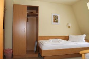 Postel nebo postele na pokoji v ubytování Hotel am Berg Oybin garni