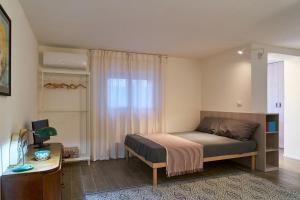 Schlafzimmer mit einem Bett und einem Fenster in der Unterkunft Casadina in Camaiore