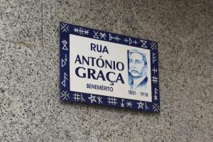 Um certificado, prêmio, placa ou outro documento exibido em Graça Apartment