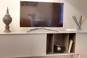 telewizor w białym centrum rozrywki w obiekcie Mamo Florence - Mattonaia Apartment we Florencji