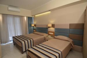 Кровать или кровати в номере Odysseus Hotel