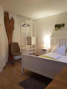 sypialnia z łóżkiem, biurkiem i krzesłem w obiekcie Pension Sunnseitn - Gasthof - Café - Weinkeller w mieście Haslach an der Mühl