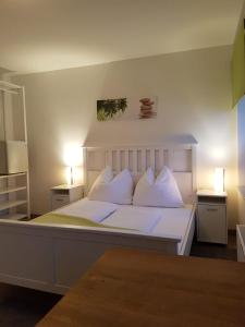 Un pat sau paturi într-o cameră la Pension Sunnseitn - Gasthof - Café - Weinkeller