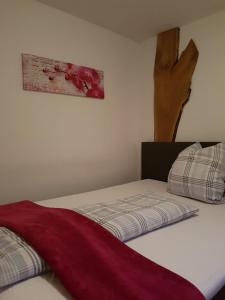 Łóżko lub łóżka w pokoju w obiekcie Pension Sunnseitn - Gasthof - Café - Weinkeller