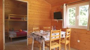 comedor con mesa y litera en VVF Lac d'Eguzon, en Éguzon-Chantôme