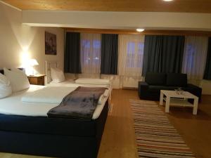 Łóżko lub łóżka w pokoju w obiekcie Pension Sunnseitn - Gasthof - Café - Weinkeller