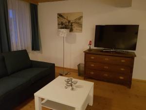 Telewizja i/lub zestaw kina domowego w obiekcie Pension Sunnseitn - Gasthof - Café - Weinkeller