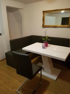 Część wypoczynkowa w obiekcie Pension Sunnseitn - Gasthof - Café - Weinkeller