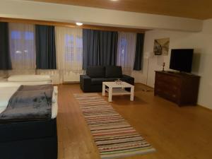 Telewizja i/lub zestaw kina domowego w obiekcie Pension Sunnseitn - Gasthof - Café - Weinkeller