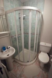 La salle de bains est pourvue d'une douche, de toilettes et d'un lavabo. dans l'établissement Strand House 2, à Portstewart