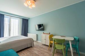 Un dormitorio con una cama y una mesa y sillas. en New Gudauri, Red Co, Loft 1, Apartment 521, en Gudauri