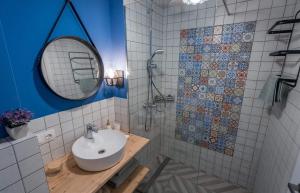 un baño con lavabo y espejo en New Gudauri, Red Co, Loft 1, Apartment 521, en Gudauri 8 fotos más