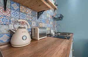 La cocina está equipada con tostadora y microondas. en New Gudauri, Red Co, Loft 1, Apartment 521, en Gudauri