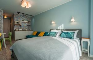 Un dormitorio con una cama grande con paredes azules. en New Gudauri, Red Co, Loft 1, Apartment 521, en Gudauri