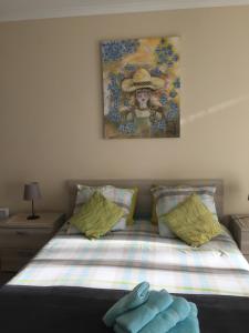 - une chambre avec un lit orné d'une peinture murale dans l'établissement Residentie Royal Park, à Ostende