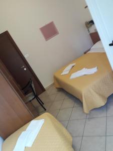 A bed or beds in a room at Hotel Penny