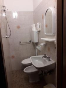 A bathroom at Hotel Penny
