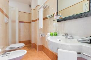 A bathroom at Hotel Majestic