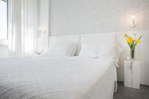A bed or beds in a room at Hotel Majestic