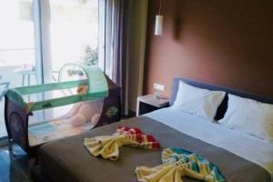 um quarto com uma cama com um berço e uma janela em New Luxury Apartments in Plakias em Plakiás