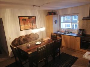 une cuisine avec une table en bois et une salle à manger dans l'établissement Schulinska Apartment, à Winterberg