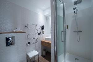 Koupelna v ubytování Hotel de Paris + 37 fotografií