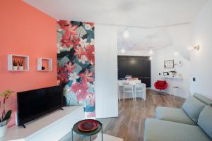 sala de estar con sofá y TV en B&B LeTerrazze Boutique Hotel - Torino en Ciriè