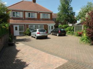 two cars parked in front of a brick house at Acers Studio in Newark-on-Trent